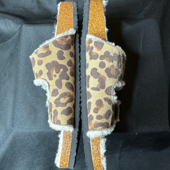 Animal Print Slides US Size 9-10 Dillard’s Fuzzy - Picture 3 of 10